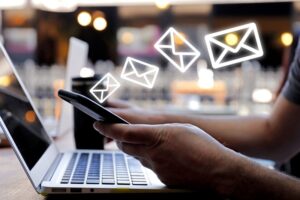 Hoạt động tiếp thị sử dụng email gửi thông điệp thương mại